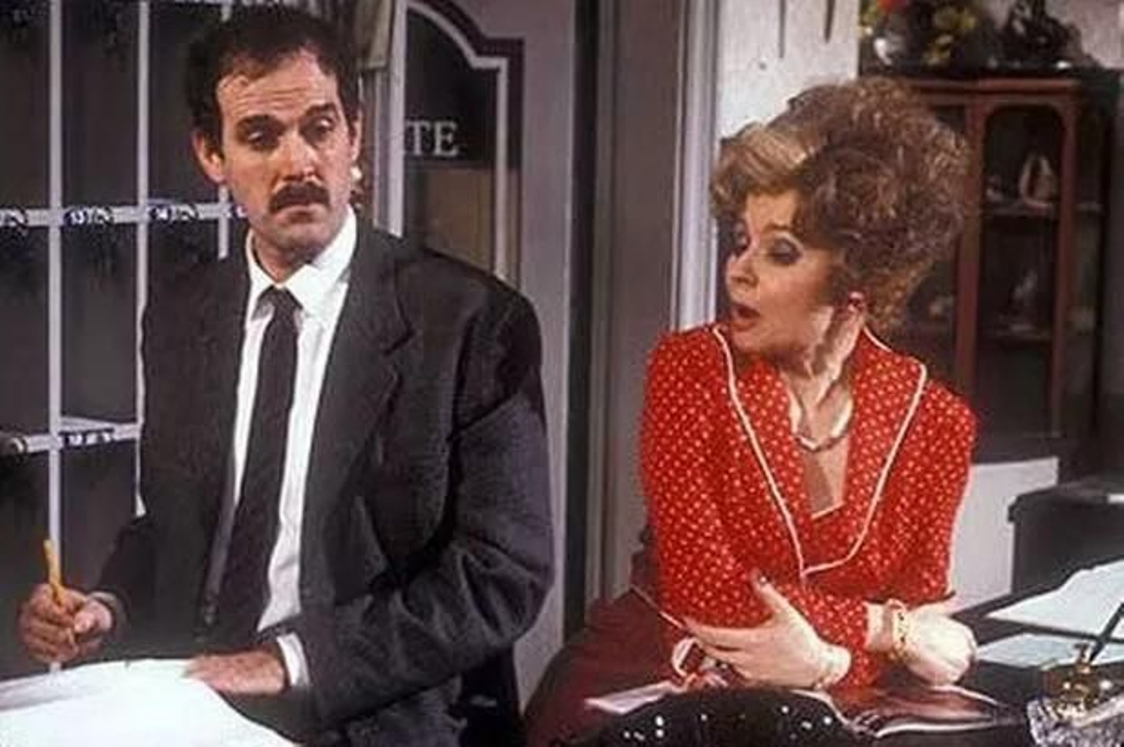 John Cleese y Prunella Scales, Basil y Sybil Fawlty en la comedia 'Hotel Fawlty'
