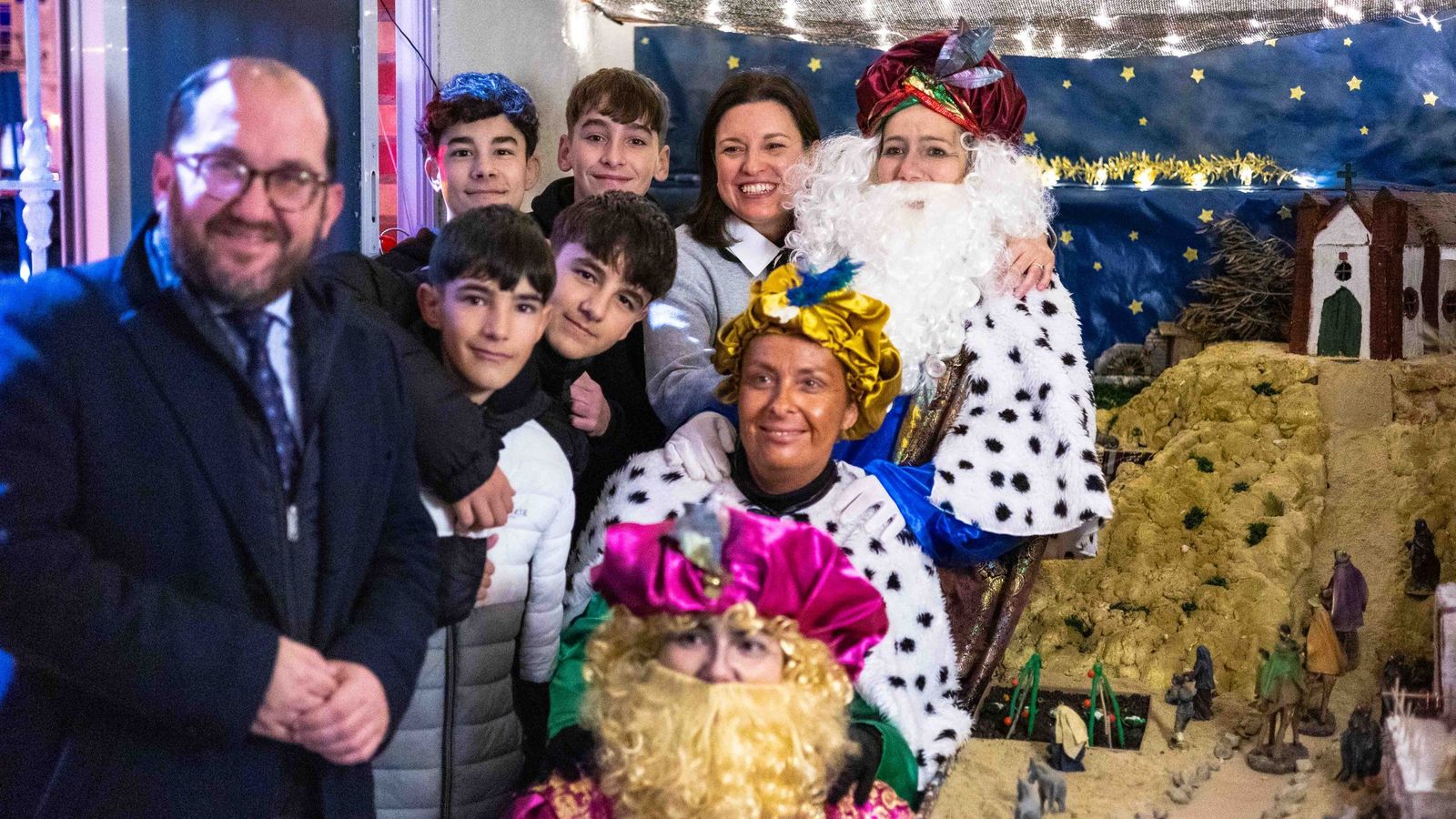 Visita de la alcaldesa de San Fernando al belén de David, en la barriada Buen Pastor