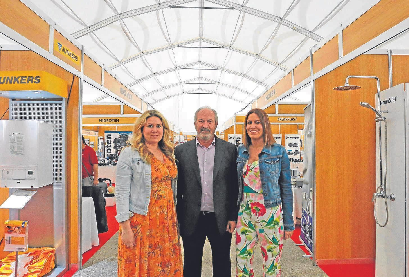 Rafael Pérez Herrera, actual gerente de Tubesan, junto a sus hijas, que representan el presente y el futuro de la empresa.