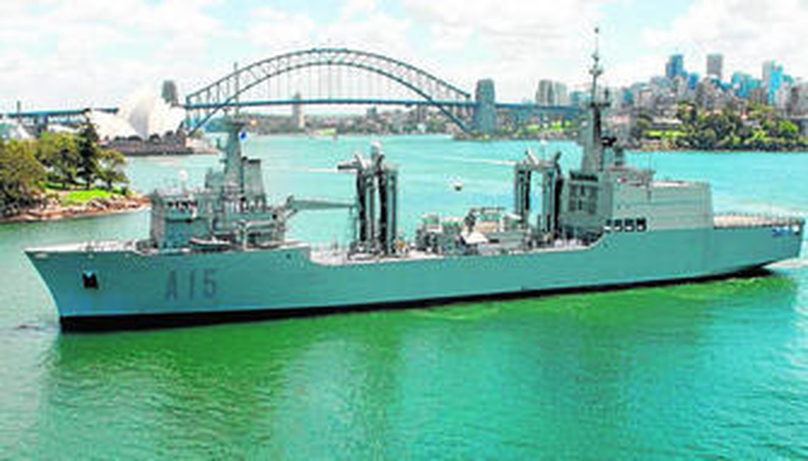 El Buque de Aprovisionamiento en Combate (BAC) 'Cantabria, construido en Puerto Real, durante su estancia en Sidney.