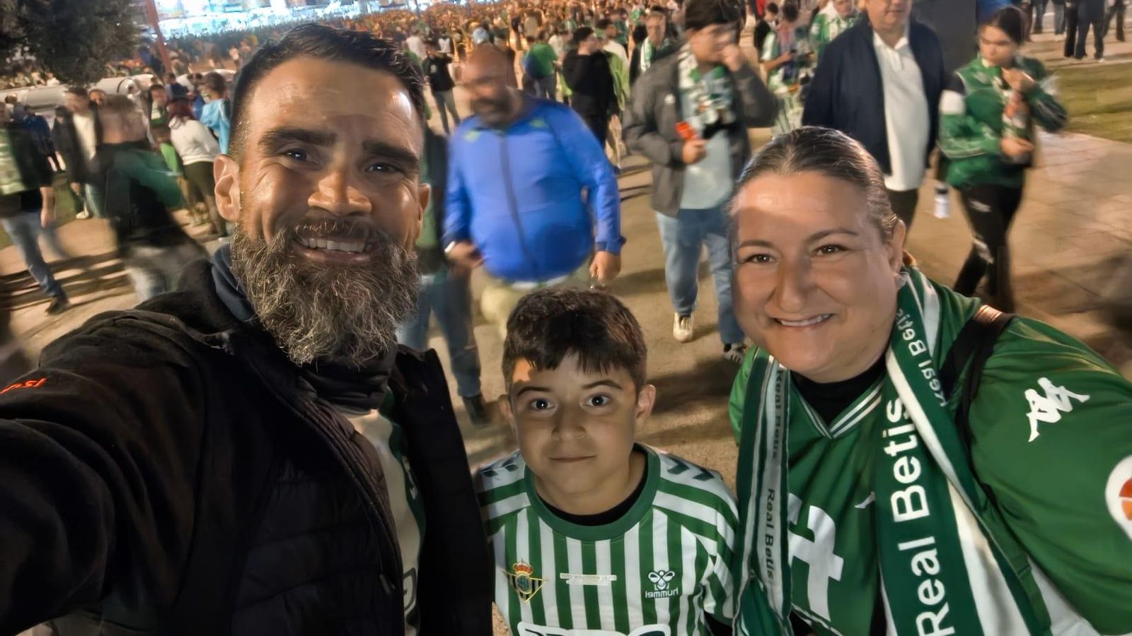 Fernando junto a sus padres en la previa del Betis - Lyon en los aledaños del estadio de La Cartuja