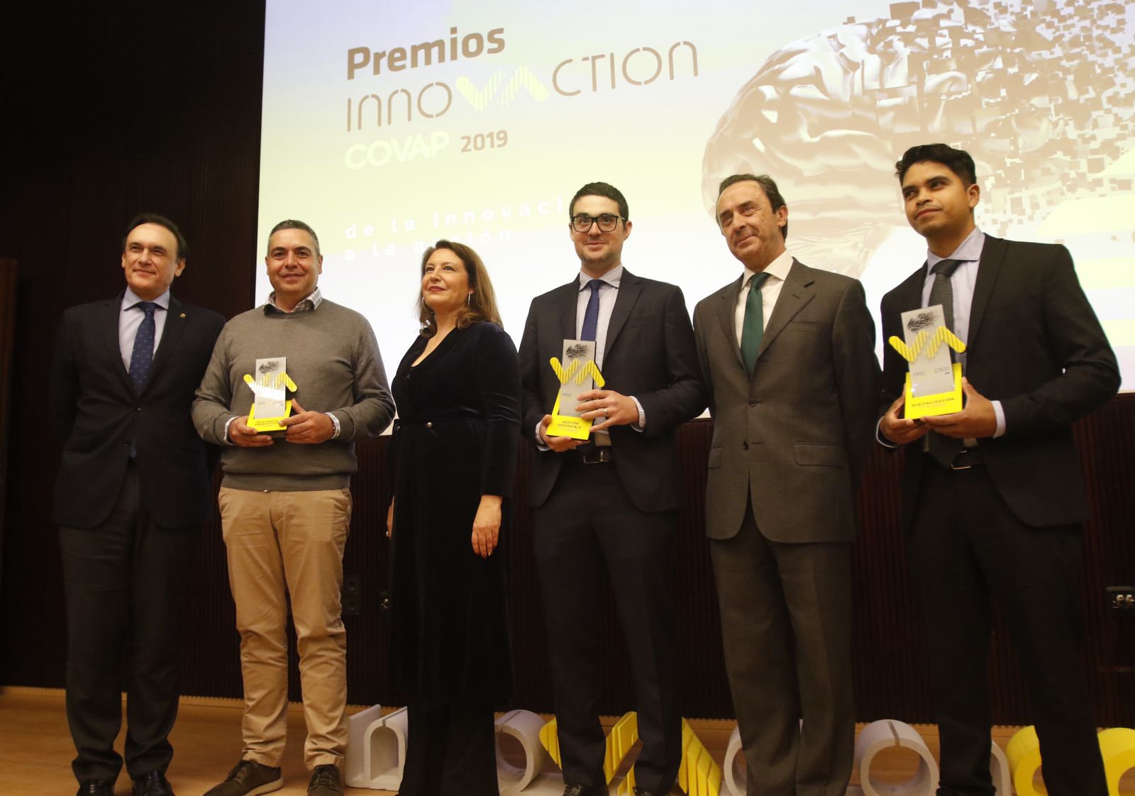 Dirigentes institucionales posan con los premiados por Covap.