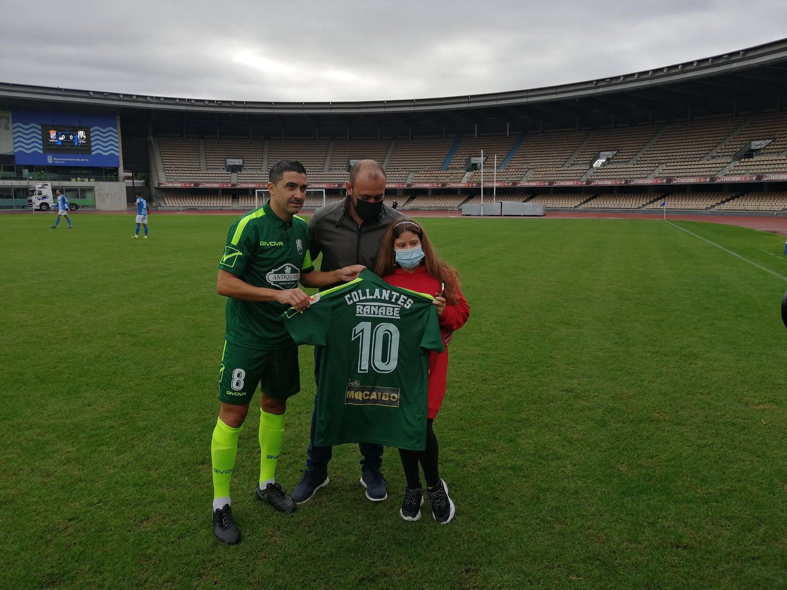 David Orihuela, capitán del Rota, entrega a una  camiseta a la hija de Paco Collantes.