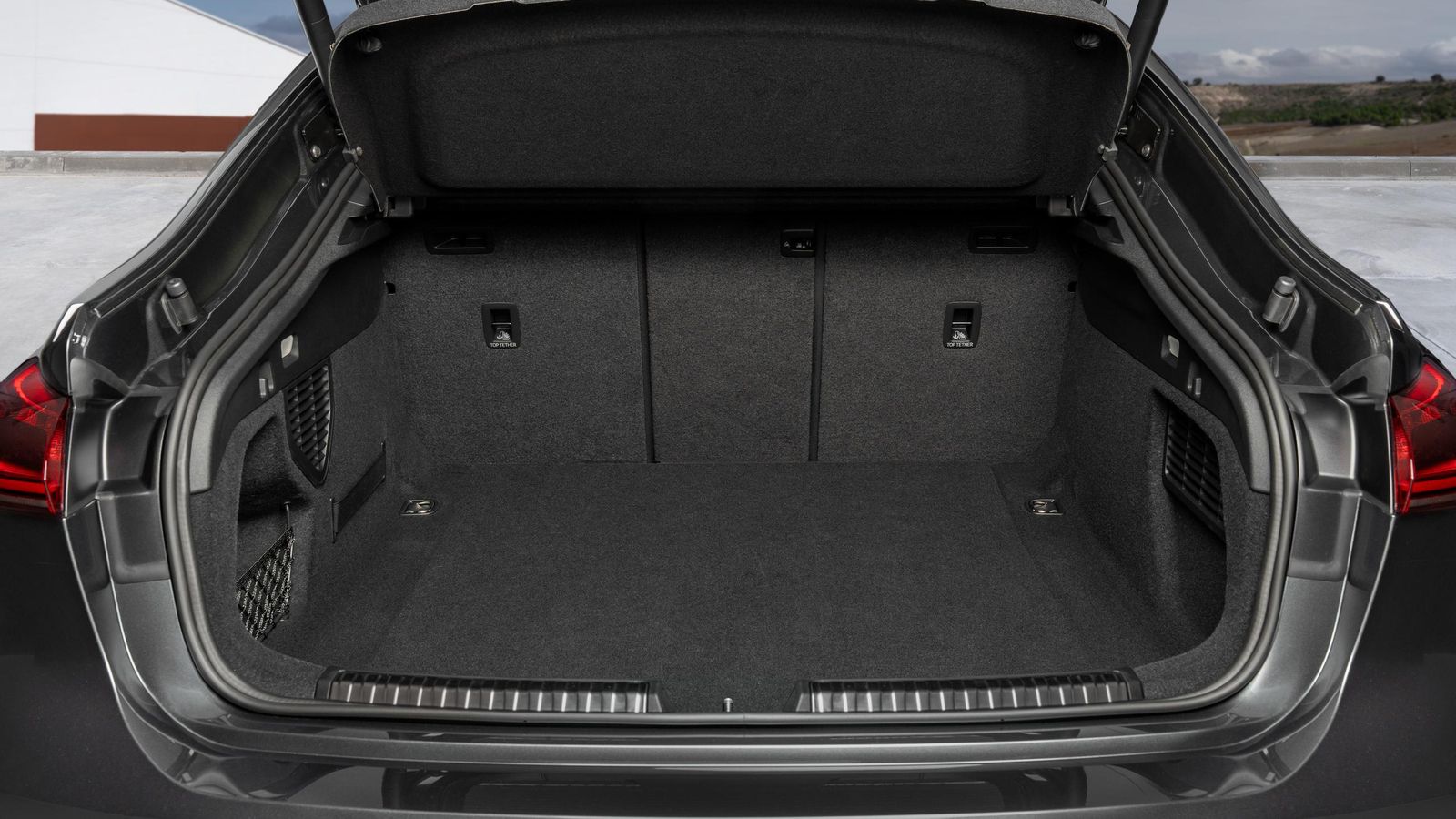 El maletero no es particularmente amplio en ninguna de las dos carrocerías respecto a sus rivales. Ahora bien, con la quinta puerta el A5 gana mejor acceso frente al A4 sedán.