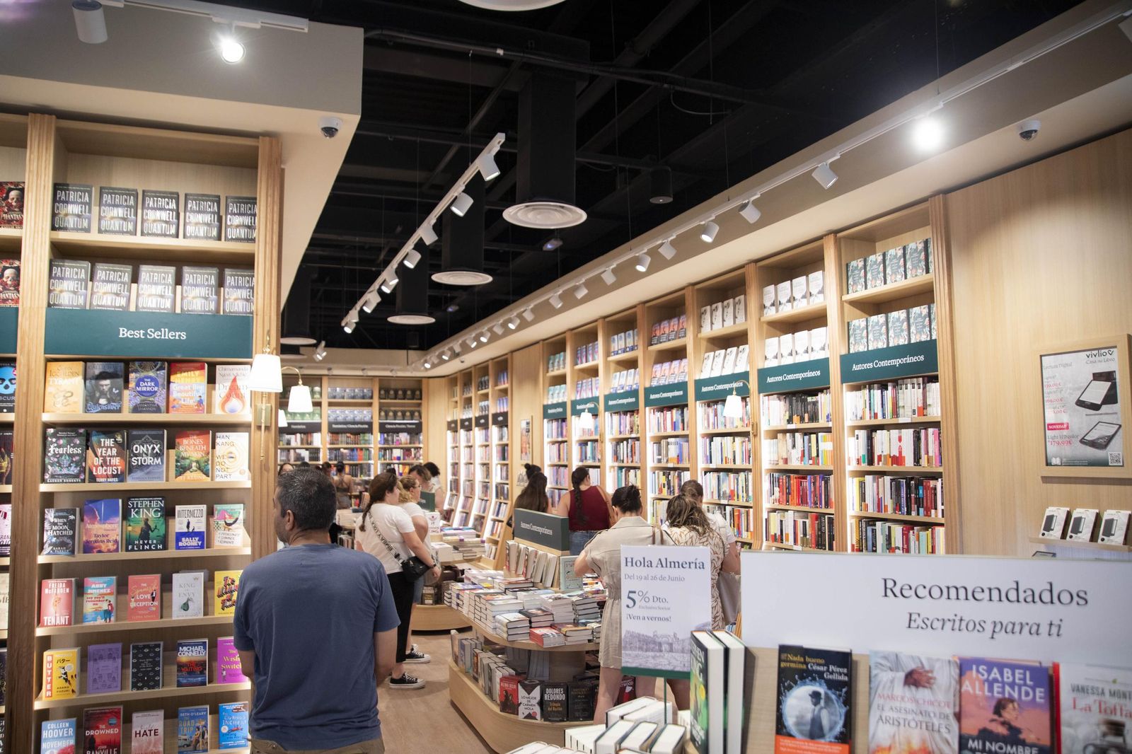 Las imágenes de la apertura de la Casa del Libro en el Centro Comercial Torrecárdenas de Almería
