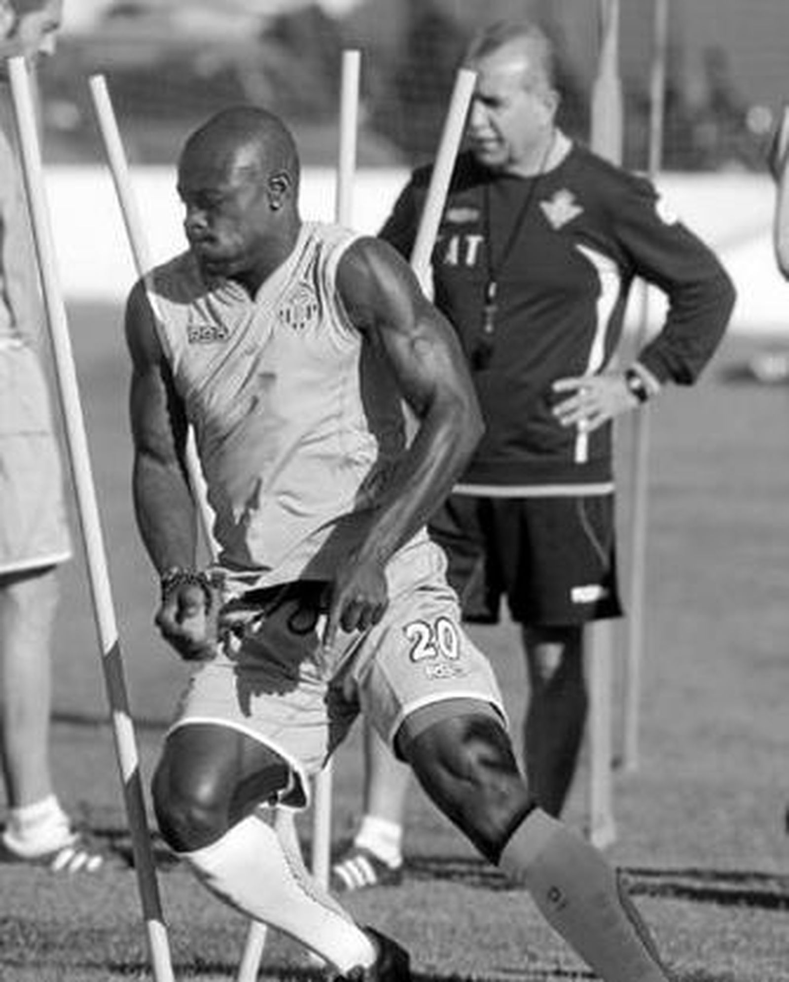 Emana sortea unas picas delante de Antonio Tapia.