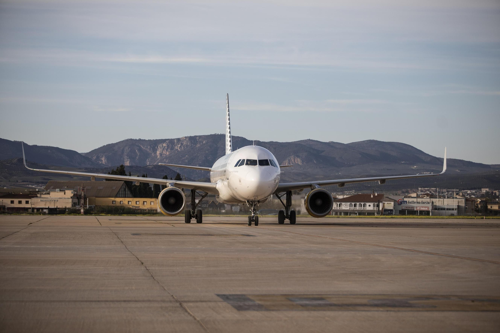 La llegada del primer vuelo de Londres a Granada, en imágenes
