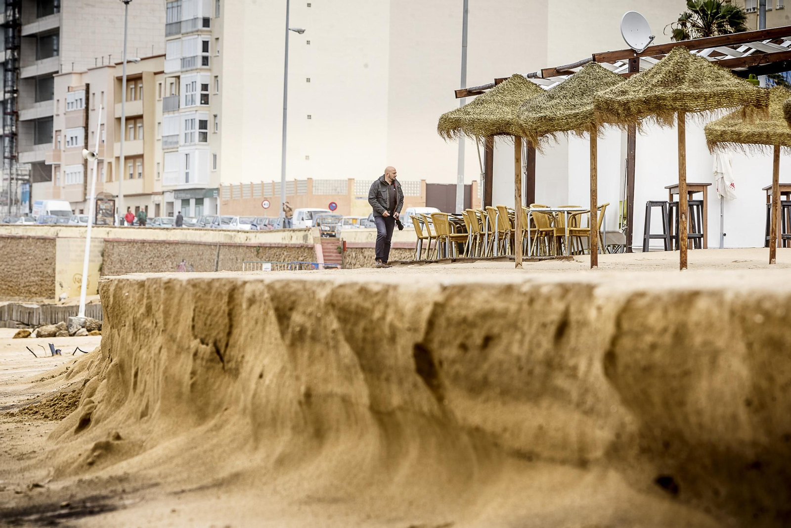 Un temporal en la pasada primavera provocó un enorme escalón en la playa de La Victoria.
