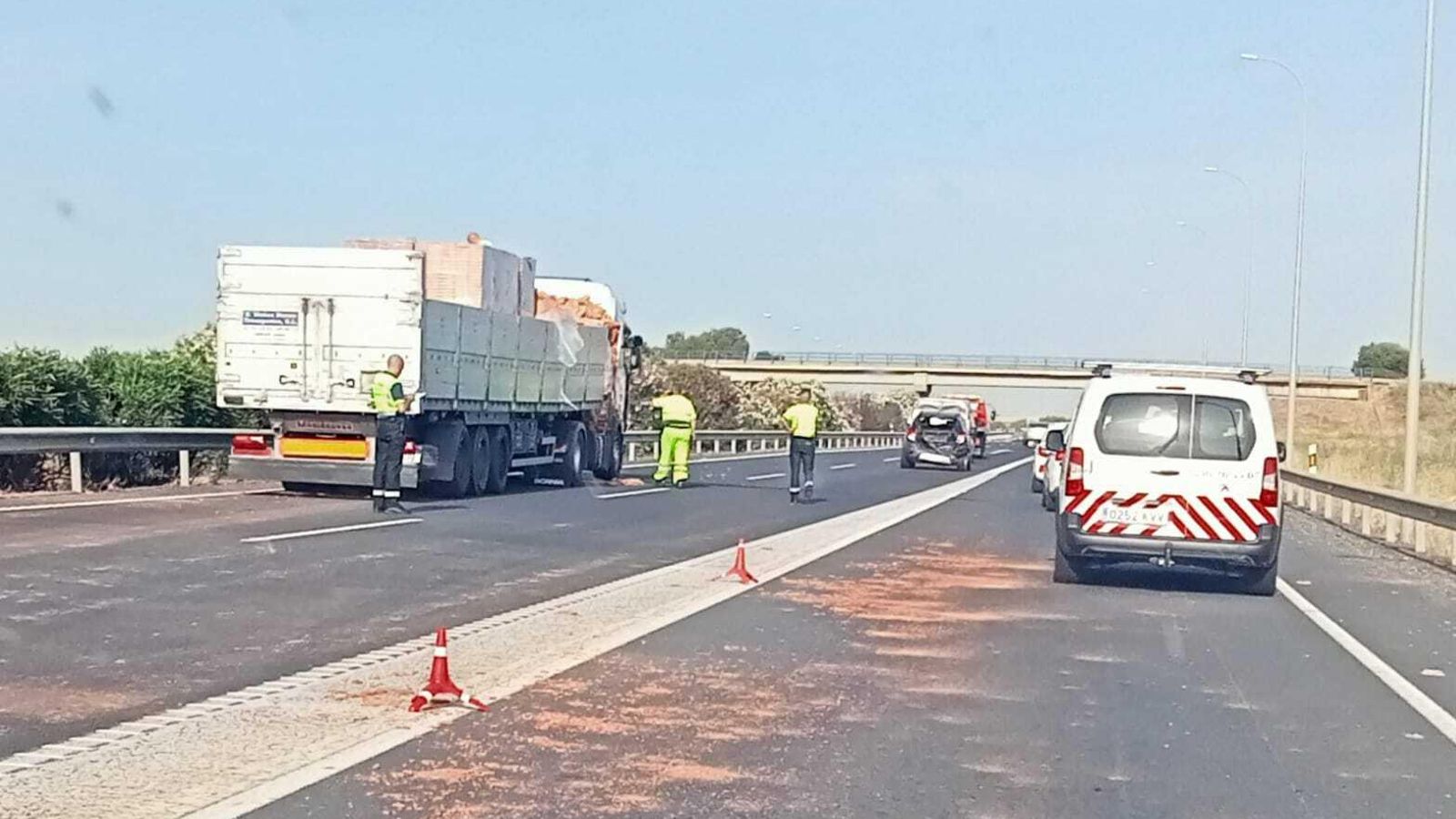 Restos de los ladrillos en la carretera.