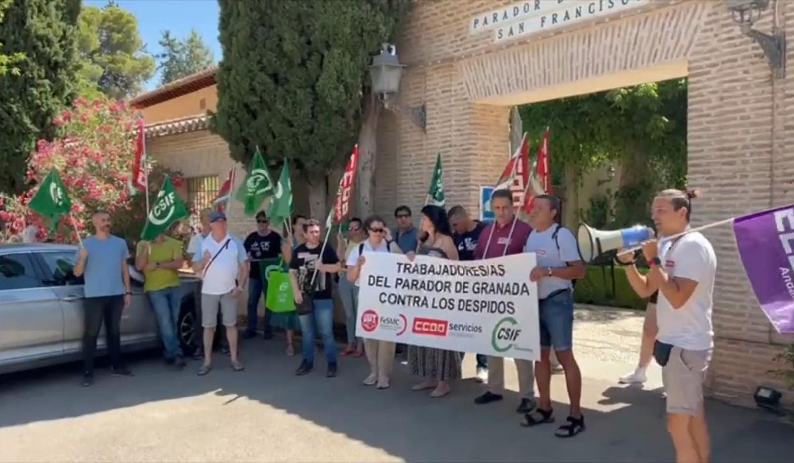 Imagen de la concentración de CCOO a las puertas del Parador de Granada