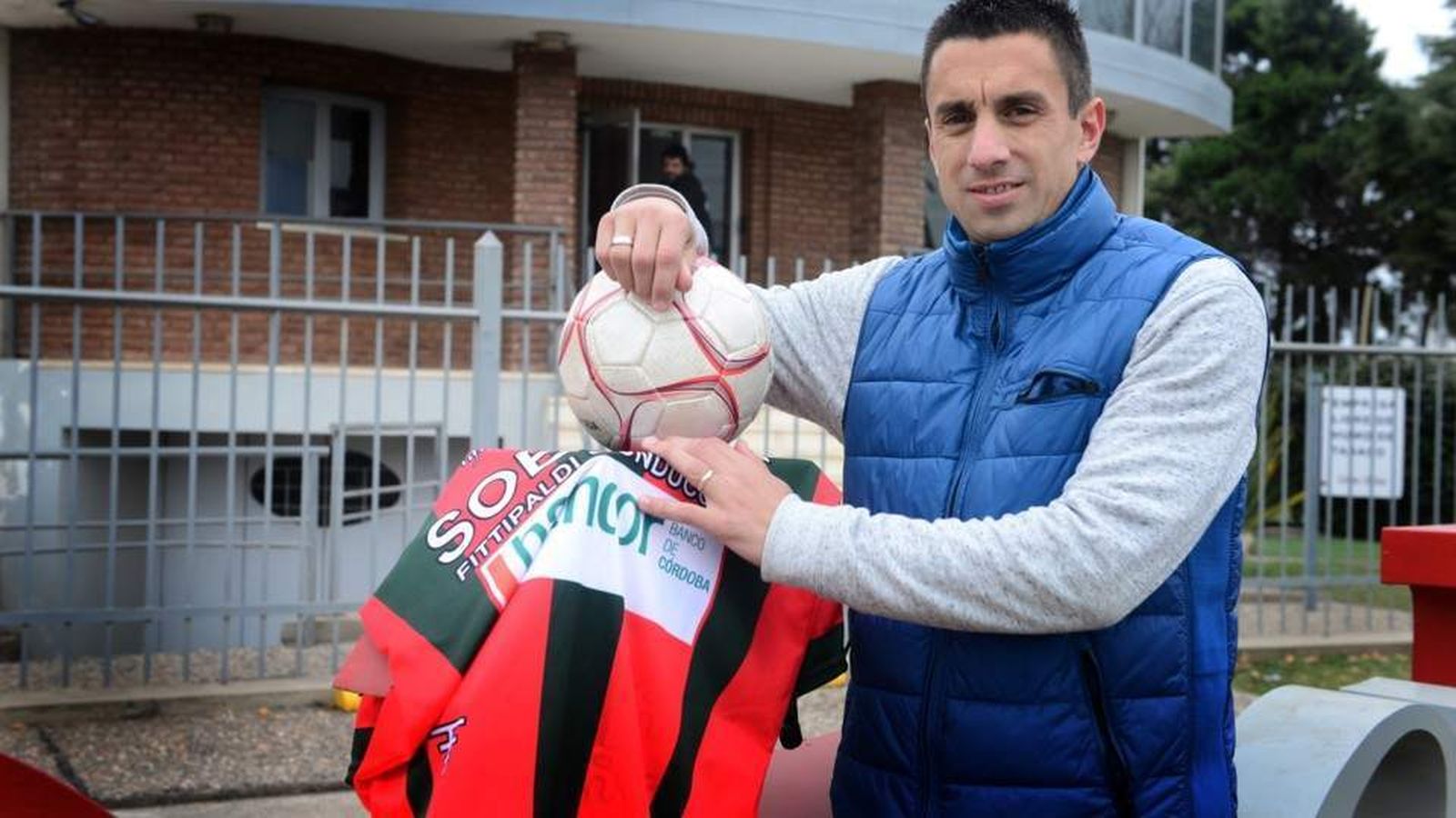 El delantero Damián Solferino posa con la camisola del Argentino Peñarol y un balón.