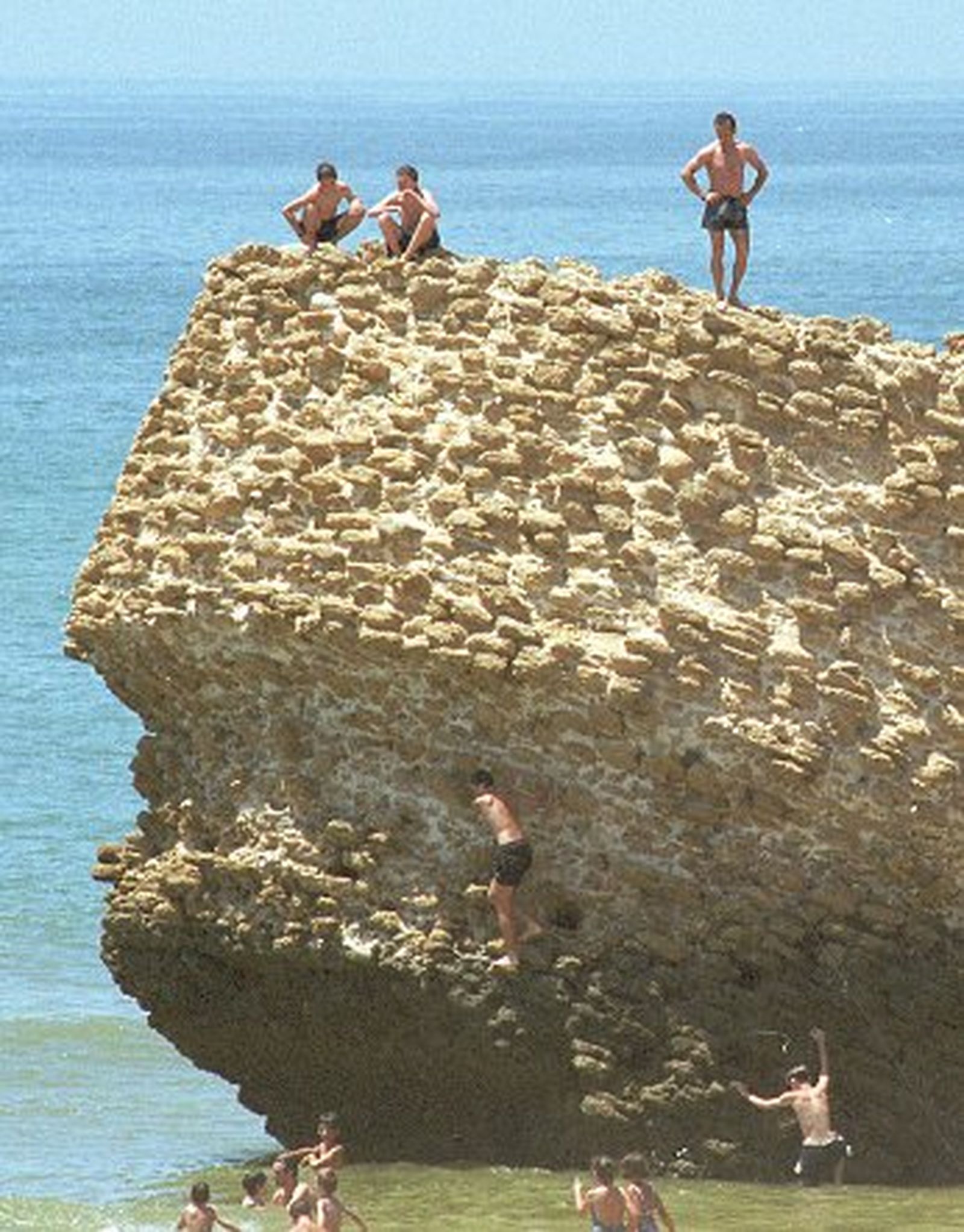 Multas de hasta 6000 euros por saltar la piedra de Matalascañas