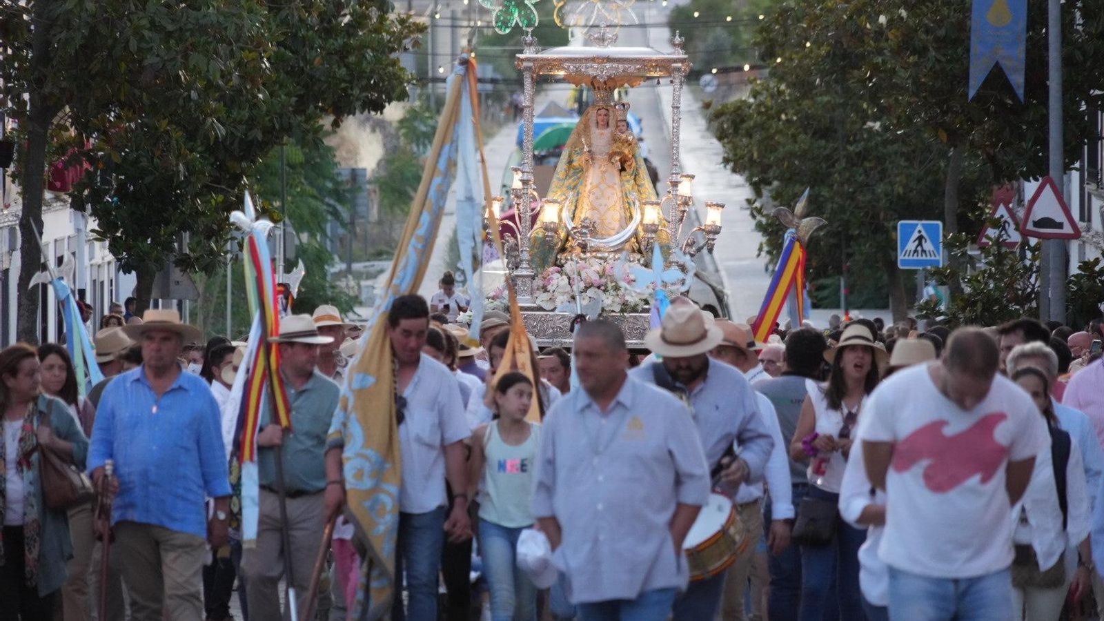 La comitiva, a su entrada al municipio.
