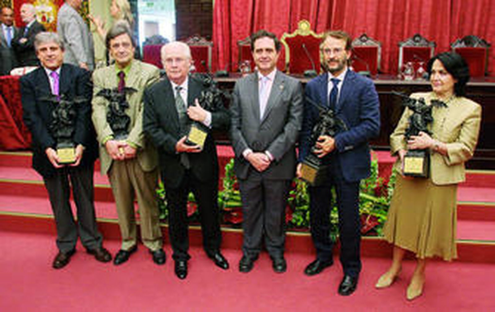 López Bareno, Pérez Escolano, Álvarez Santaló, Joaquín Luque, Domínguez Machuca y María José González, esposa de Ernesto Carmona.
