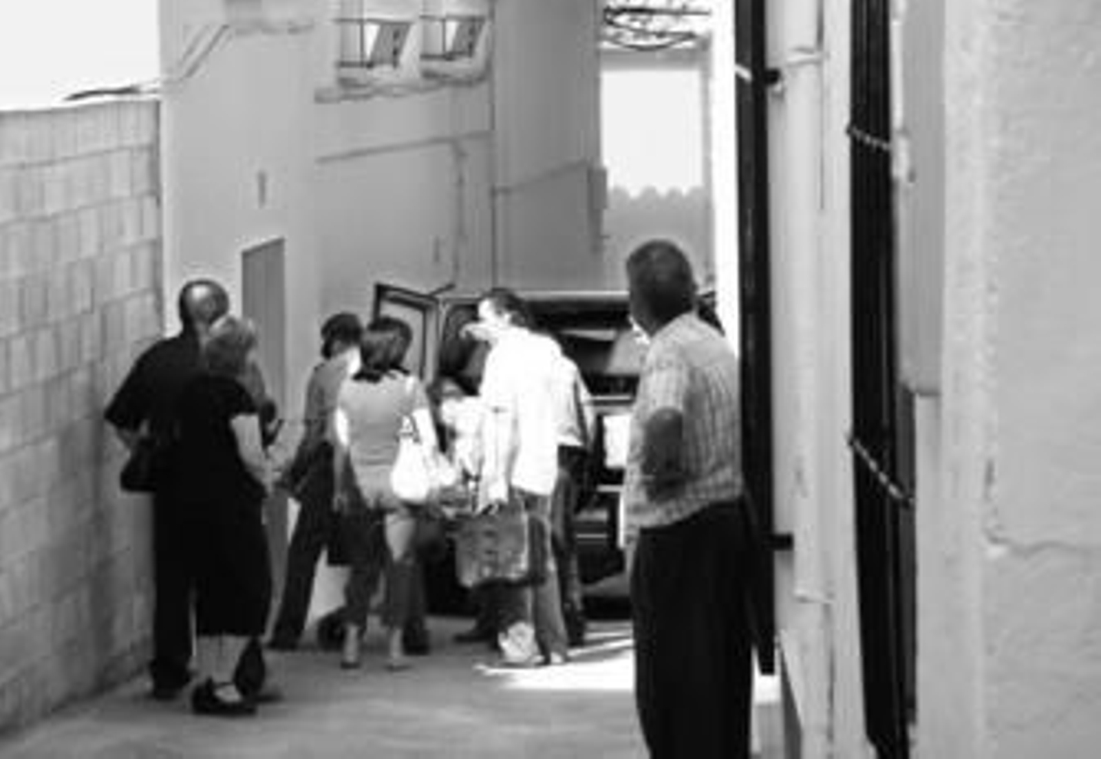 Momento en el que sacan el cuerpo de Paulina Roldán de su domicilio.