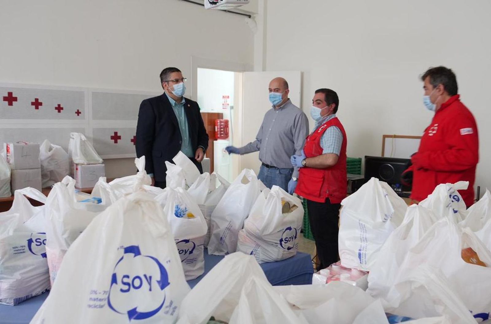 El alcalde de Mijas, Josele González (izq.), y el concejal de Servicios Sociales, Hipólito Zapico, visitan el Banco de alimentos.