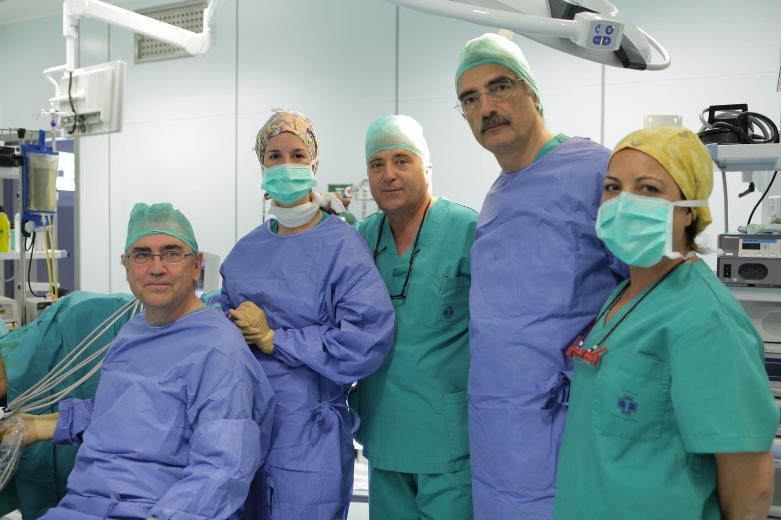 El doctor Torrecillas, a la izquierda, junto al equipo del Centro Internacional de Criocirugía.