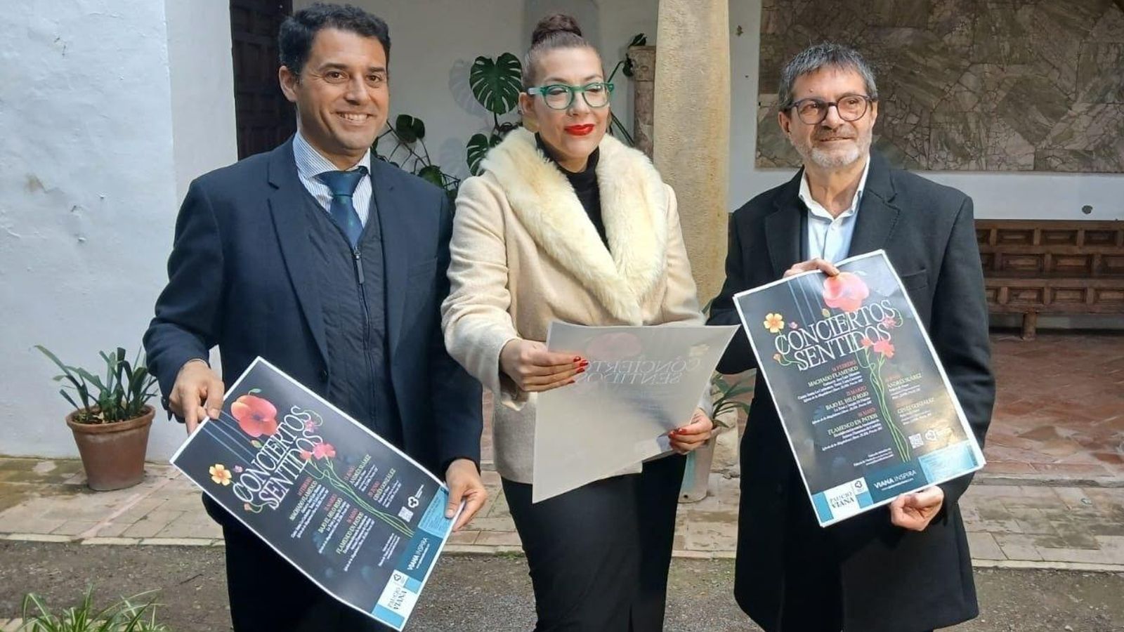 Leopoldo Izquierdo, La Trini y Avelino Cazallo, con el cartel de 'Conciertos Sentidos'.