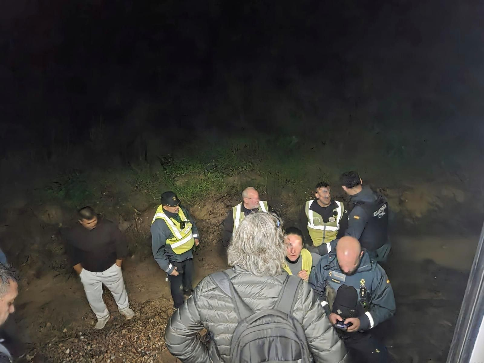 Evacuación de pasajeros del tren de Huelva este lunes.