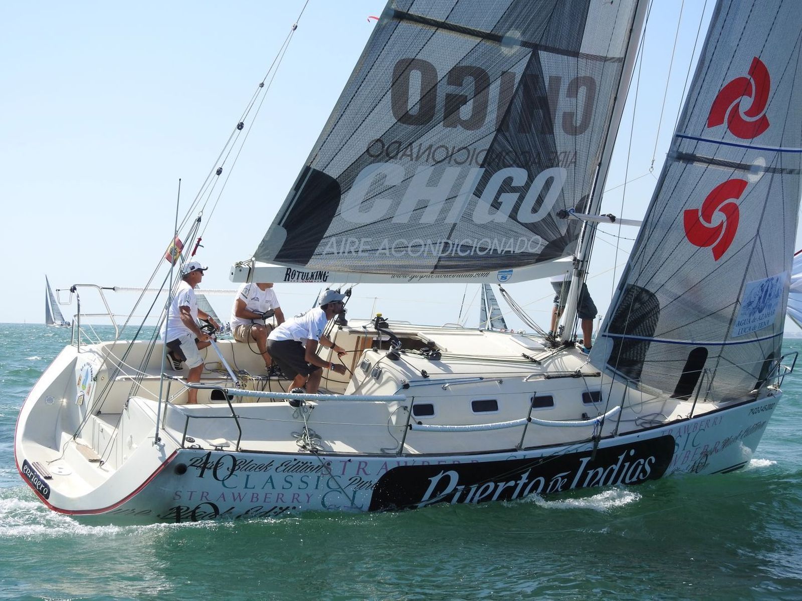 El 'Enriaero Puerto de Indias' navega durante una competición de vela.