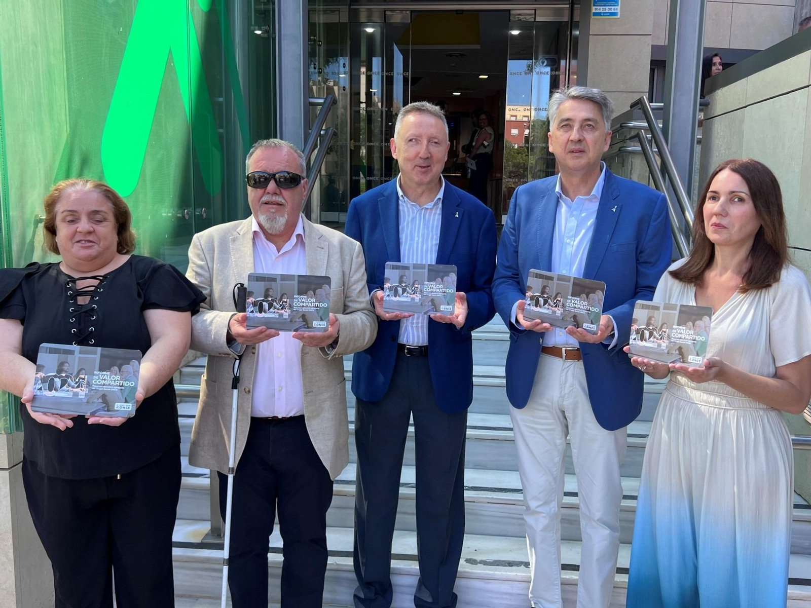 Cristino Ortuno, director de la ONCE  en Jerez (2i) , en la presentación del Informe de Valor Compartido y balance de resultados de la organización