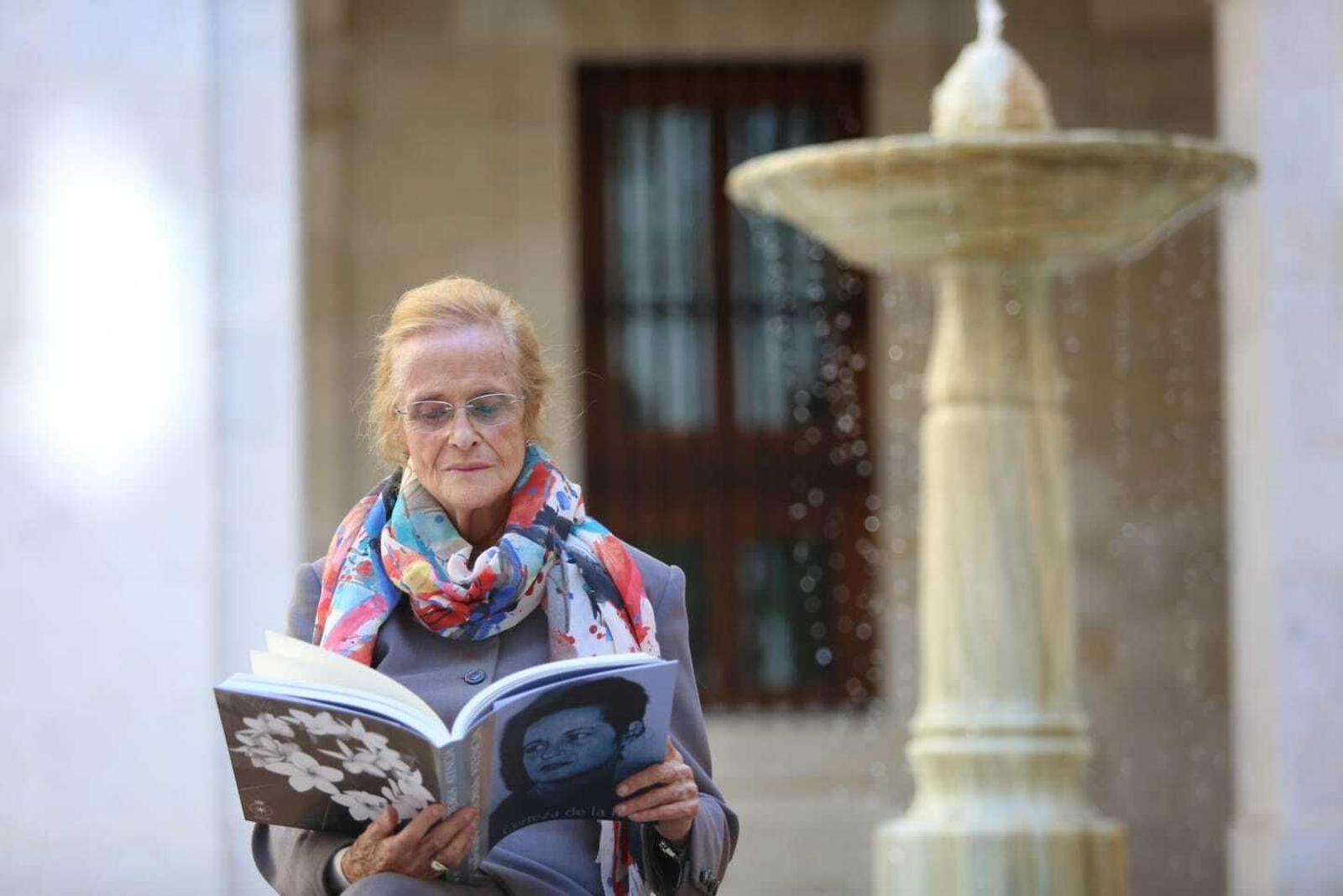 María Victoria Atencia con un ejemplar de 'Certeza de la luz' en el Palacio de la Aduana. María Victoria Atencia con un ejemplar de 'Certeza de la luz' en el Palacio de la Aduana.
