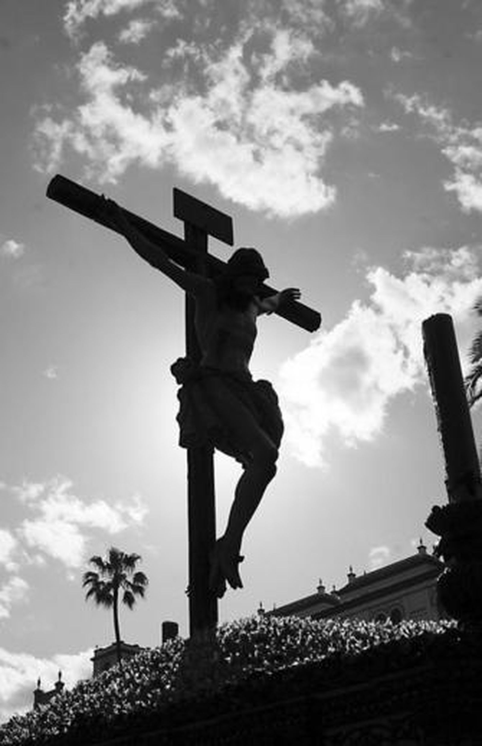 El Cristo de la Buena Muerte, recortado sobre el cielo.