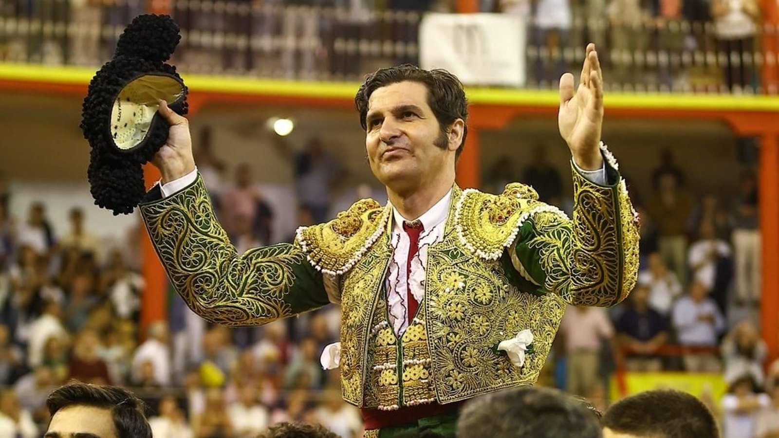 Morante salió a hombros del coqueto coso de Nazaré. Morante salió a hombros del coqueto coso de Nazaré.