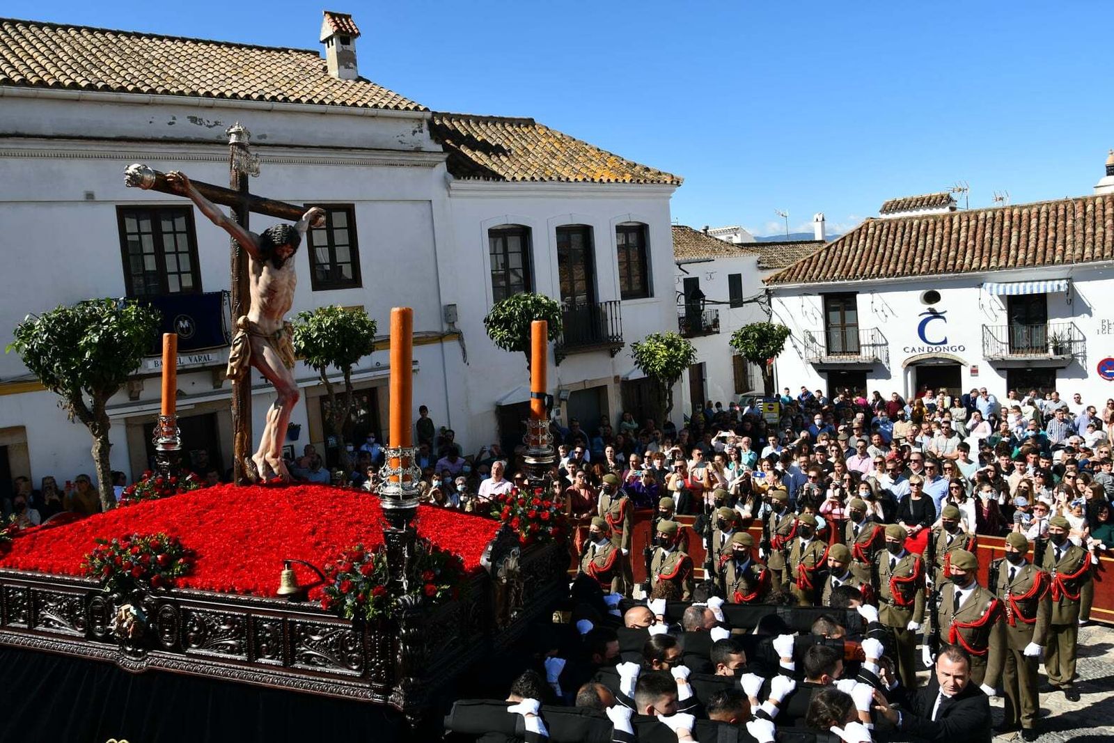 El Cristo de la Buena Muerte, con la Sección del Grupo de Artillería Antiaérea I / 74.