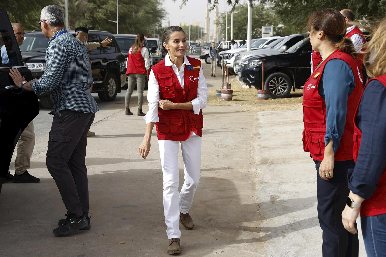 Doña Letizia con responsables de la Cooperación Española este miércoles en la capital mauritana