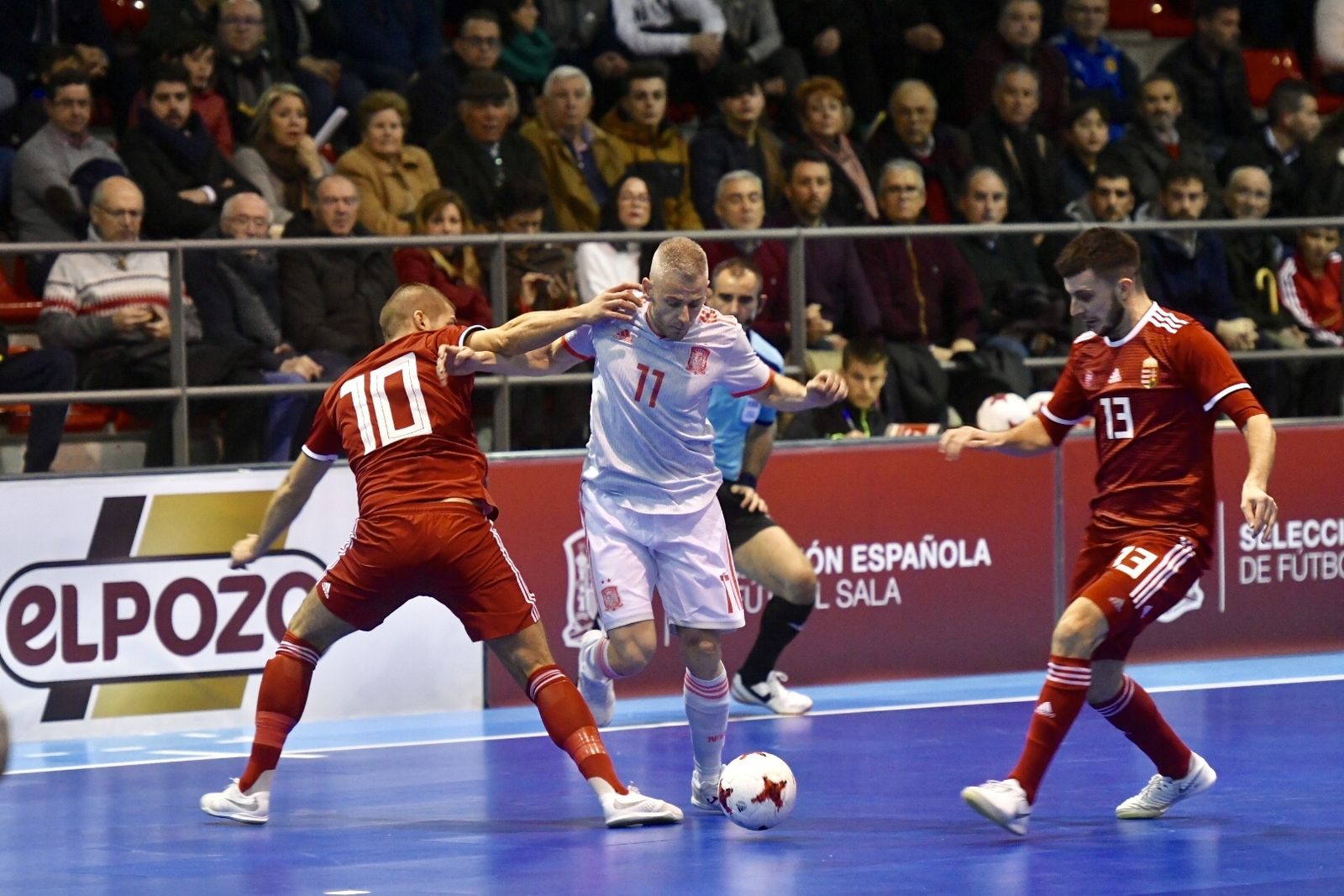 Miguelín se marcha de dos jugadores húngaros en el duelo de Pozoblanco.