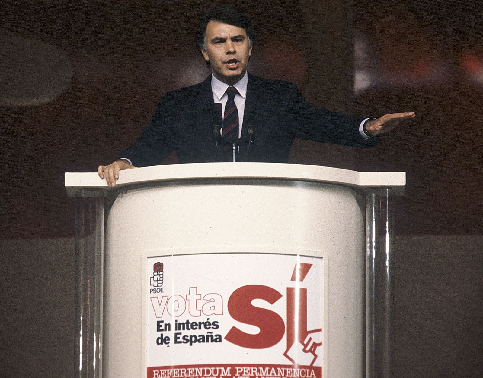 El presidente del Gobierno, Felipe González, durante el mitin de cierre de campaña del PSOE celebrado en Madrid para defender la permanencia de España en la OTAN.