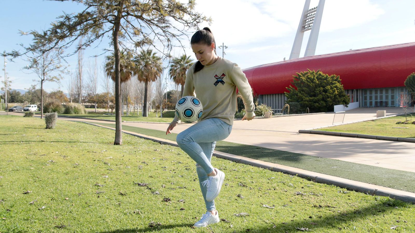 Jessi da toques a un balón en los alrededores del Power Horse Stadium.