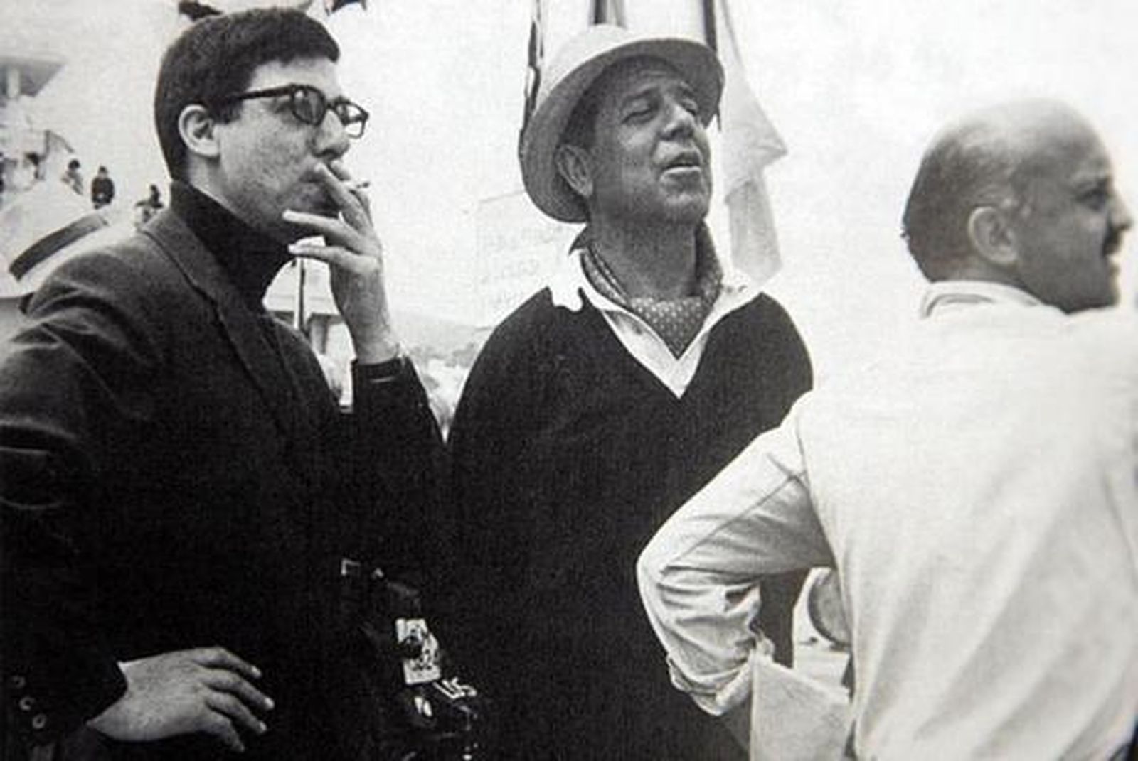 Luis García Berlanga, en el centro de la imagen, junto a Rafael Azcona (izquierda) y Ricardo Muñoz Suay (derecha) durante el rodaje de 'El verdugo' (1963).