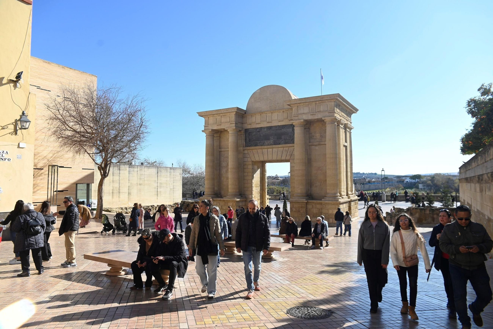 Los cordobeses salen a la calle en el primer día de 2025, en imágenes