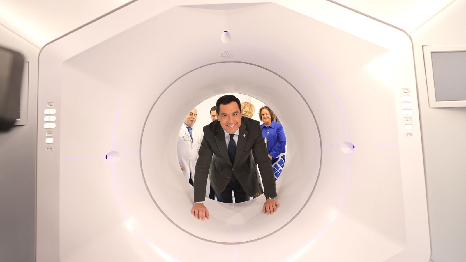 Moreno junto a uno de los  aceleradores de radioterapia que ha incorporado el Virgen del Rocío.