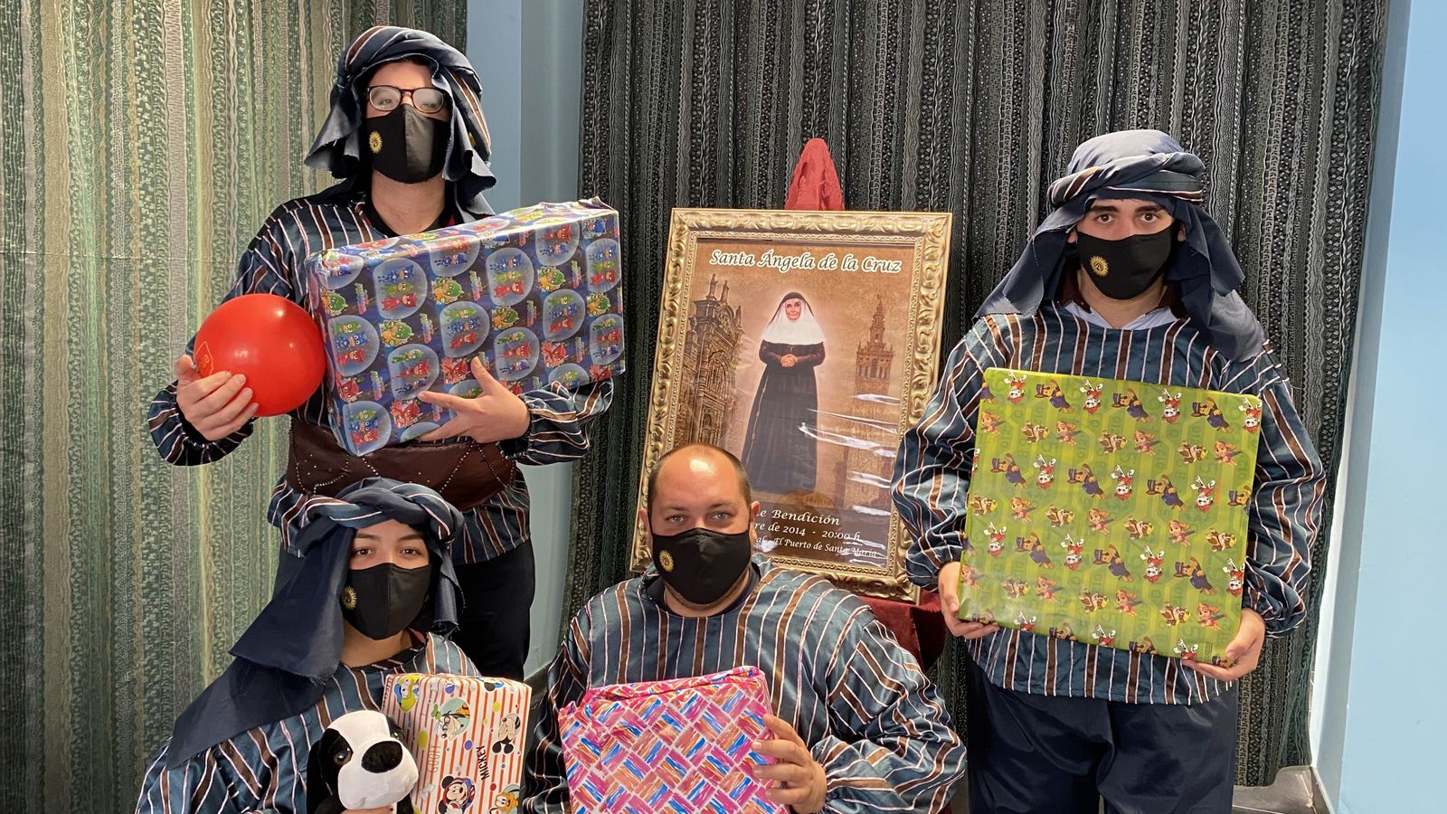 Una imagen de los pajes con algunos de los regalos.