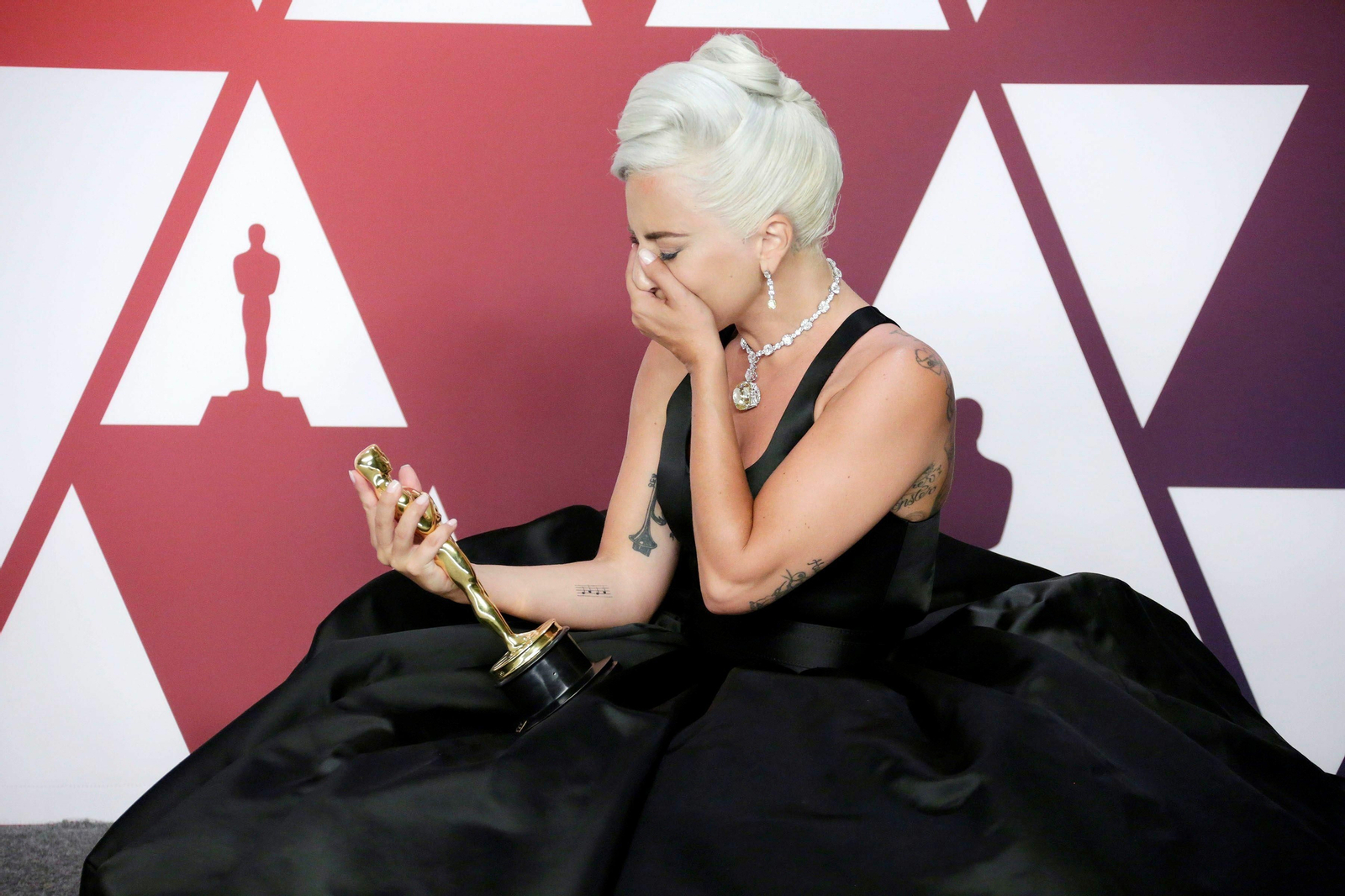 Lady Gaga, emocionada con su Oscar a la mejor canción.