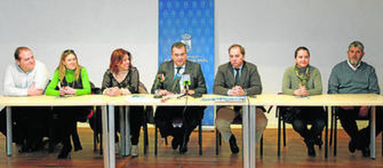 Miembros de la asociación La Gaviota, junto a los responsables municipales y la delegada de Diario de Cádiz.