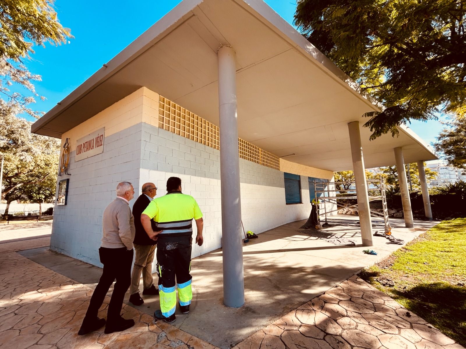 El alcalde de Vélez-Málaga en el quiosco-cafetería del Parque María Zambrano