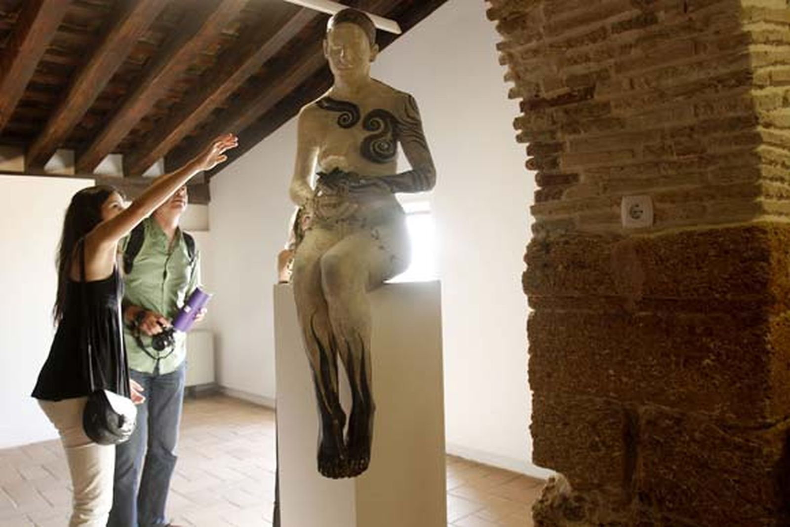 70 obras del artista peruano convivirán hasta septiembre en el Castillo de Santa Catalina

Foto: Lourdes de Vicente
