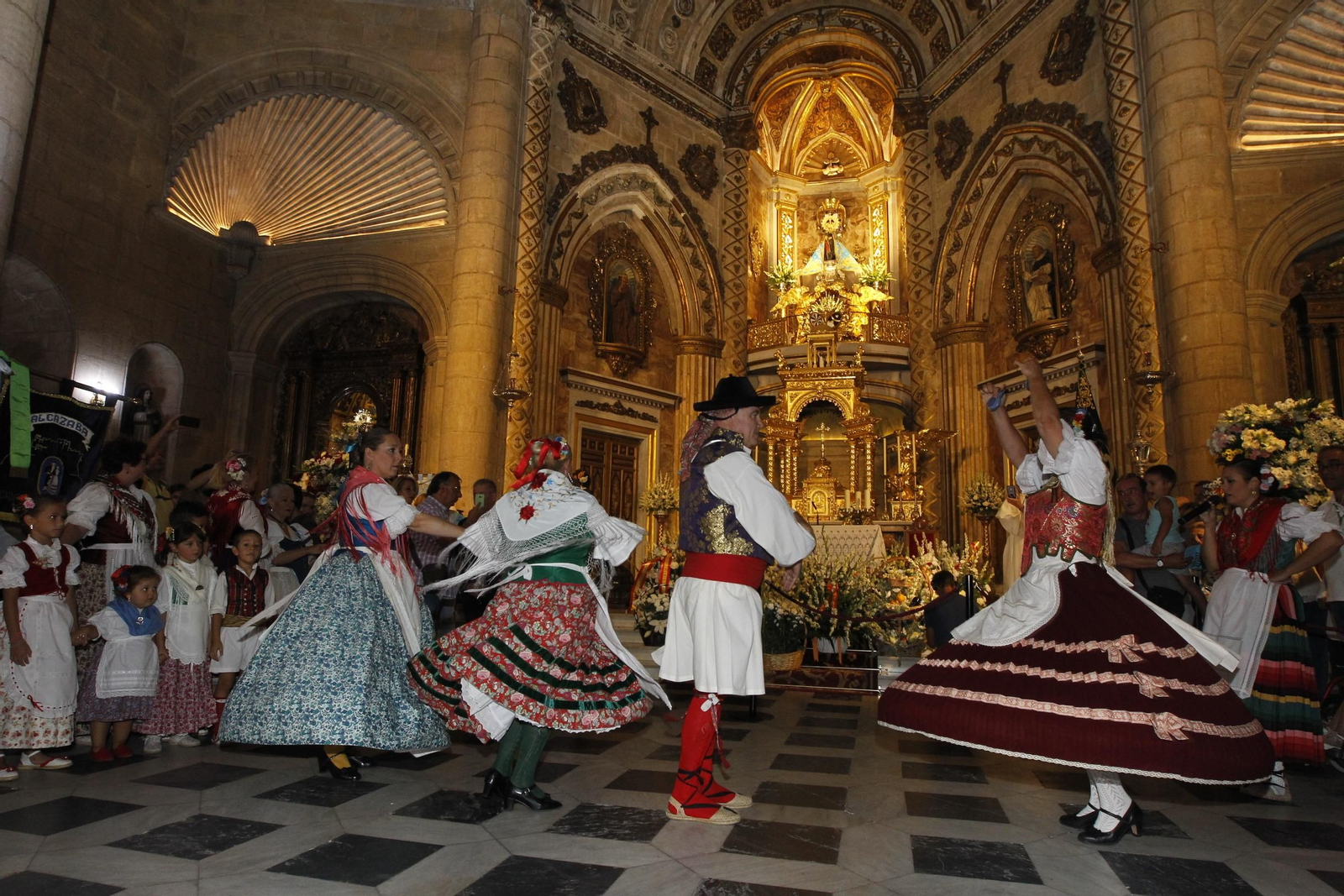 Fotogalería ofrenda floral a la Virgen del Mar. Feria de Almería 2019