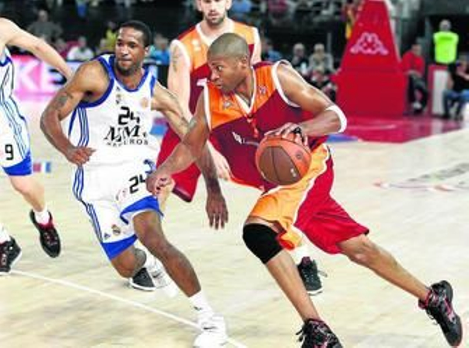 Charles Smith intenta superar el marcaje de Tucker, en el partido de la jornada anterior.