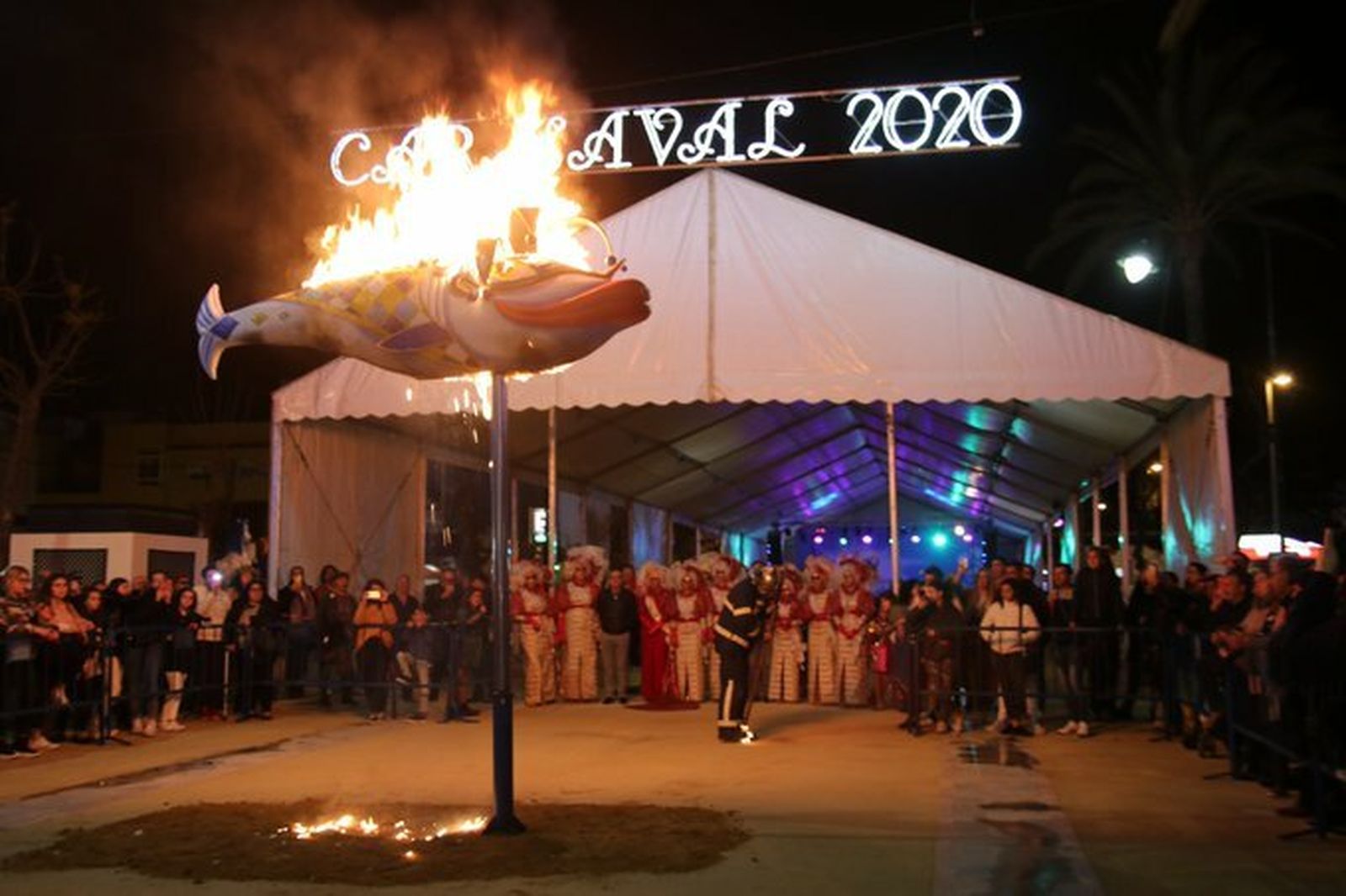 La Quema de la Sardina tras la cabalgata del Carnaval de Sanlúcar.