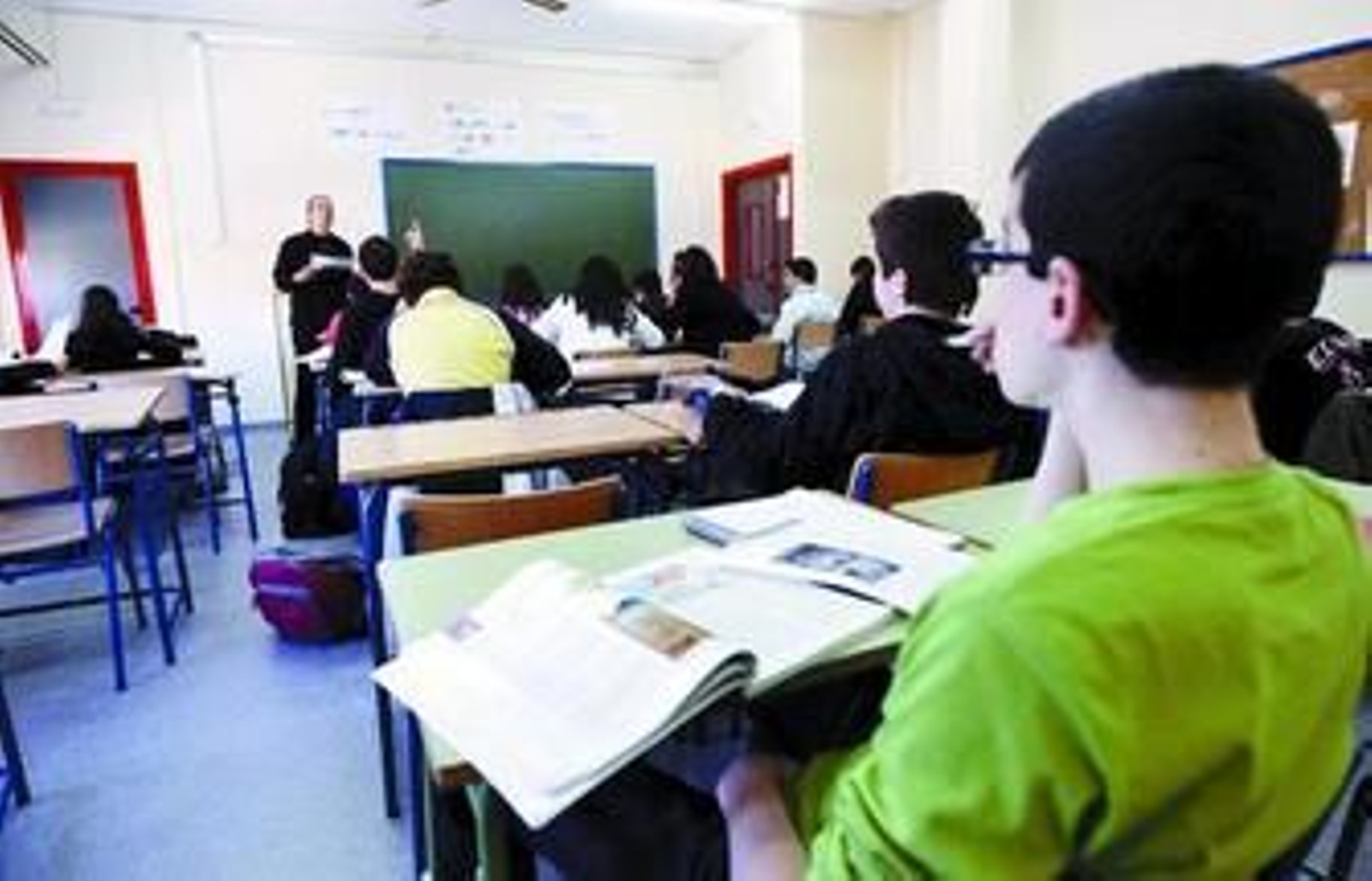 Alumnos del instituto Ángel de Saavedra siguen las explicaciones de un profesor, ayer a media mañana.