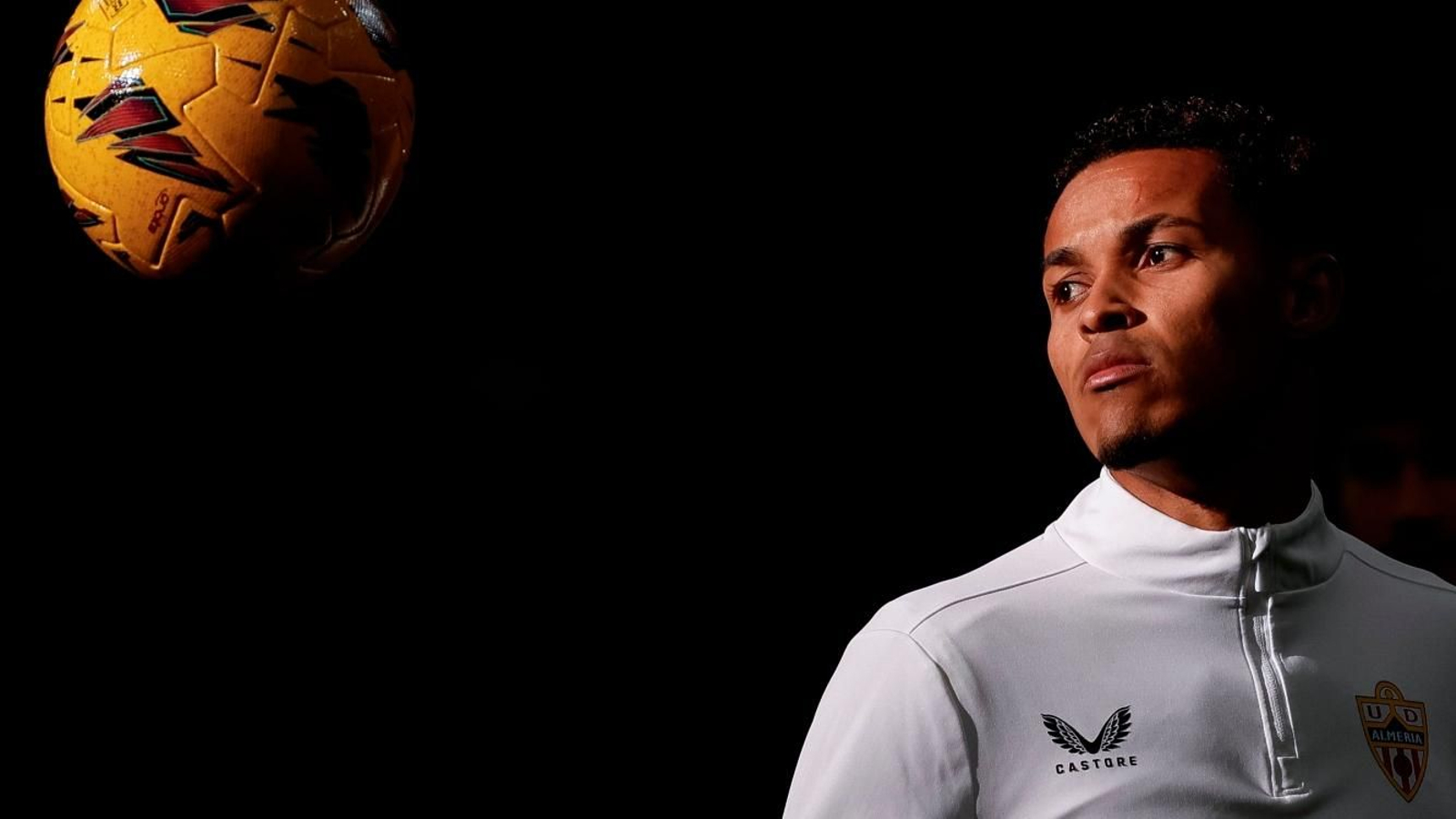 Lázaro Vinícius, durante un calentamiento en su etapa como rojiblanco.