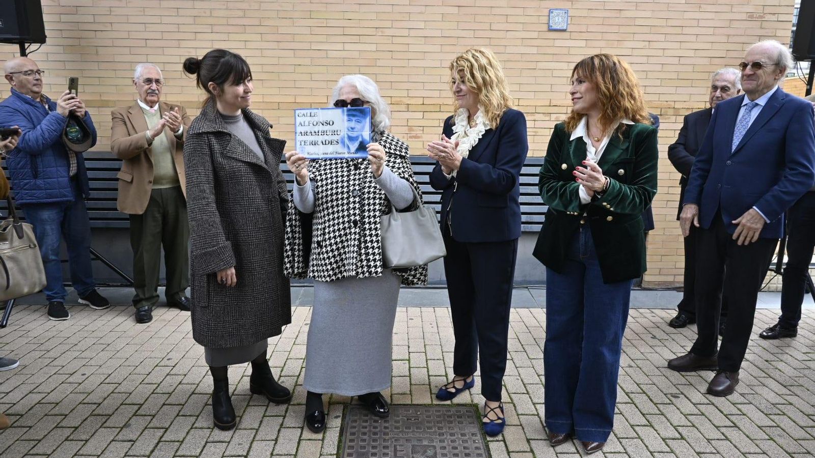 La mujer de Alfonso Aramburu, Mercedes Infante, con la rotulación de la calle.