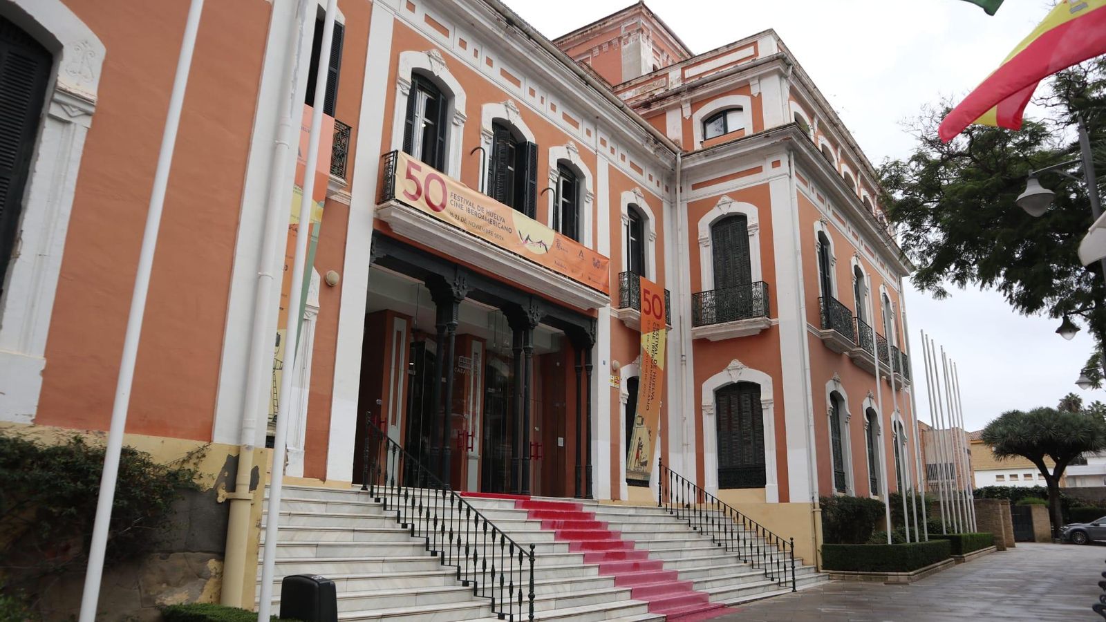 Entrada de la Casa Colón, sede del Festival del Cine Iberoamericano de Huelva.