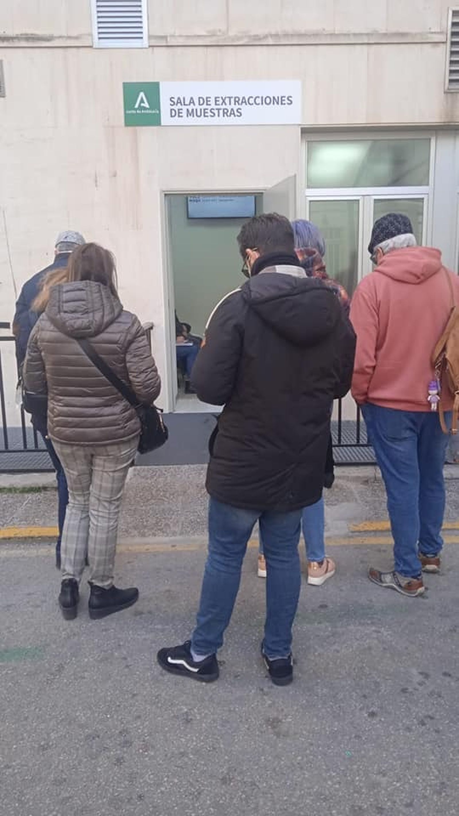 Usuarios esperando fuera en la sala de extracciones del Puerta del Mar