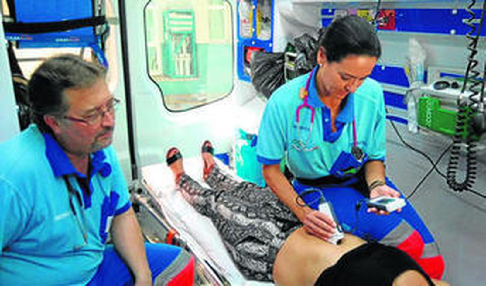 La doctora Carmen del Río y el doctor Franciso Tibos empleando las ecografías portátiles en el dispositivo de Las Lagunas.